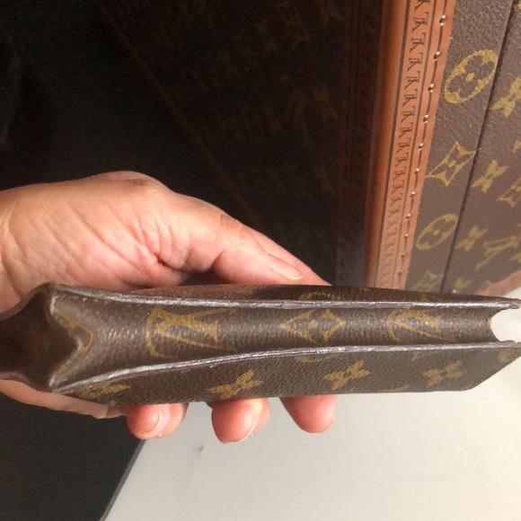 Louis Vuitton - Picture 5 of 9